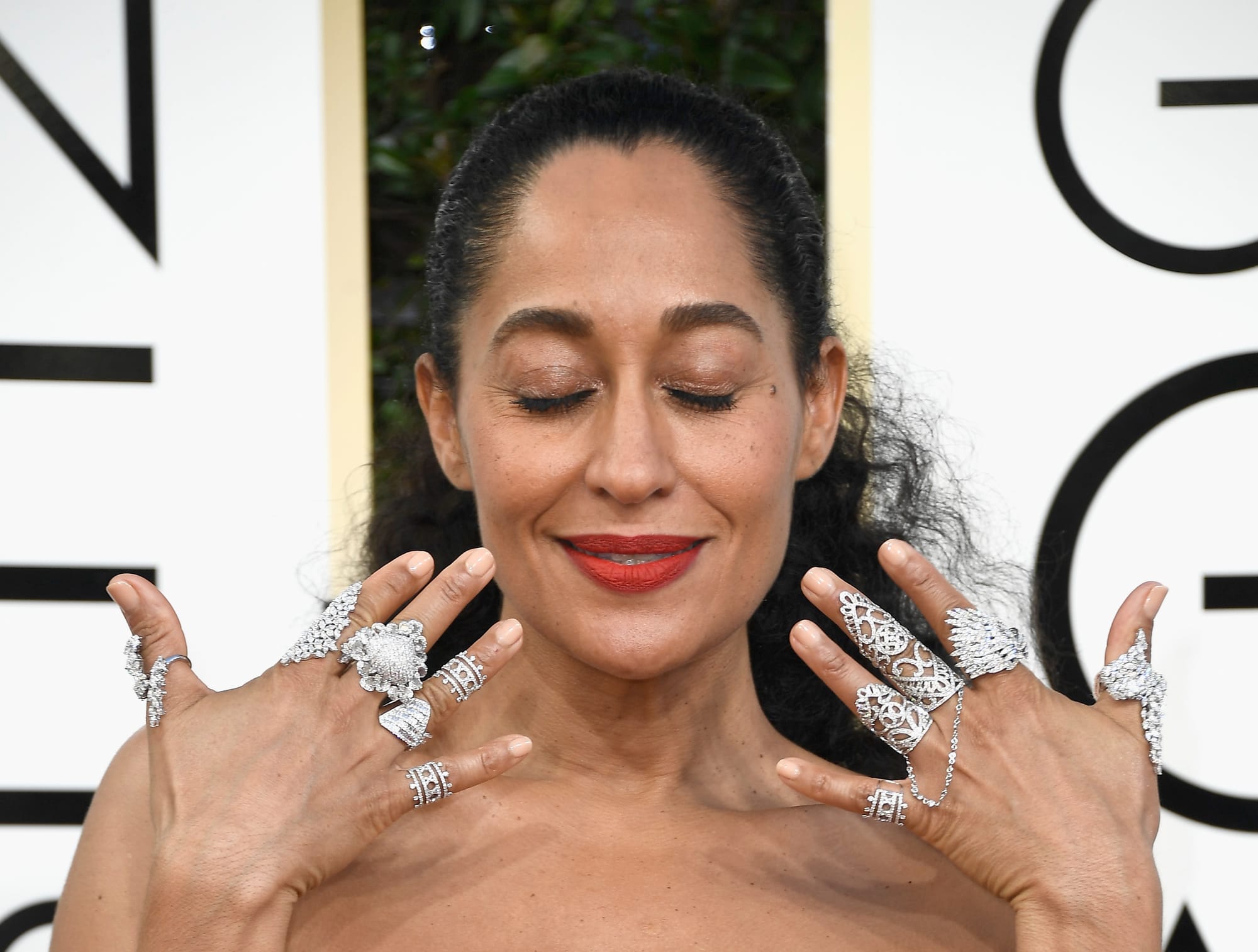 Golden Globes 2017: Tracee Ellis Ross Left Nary A Naked Finger