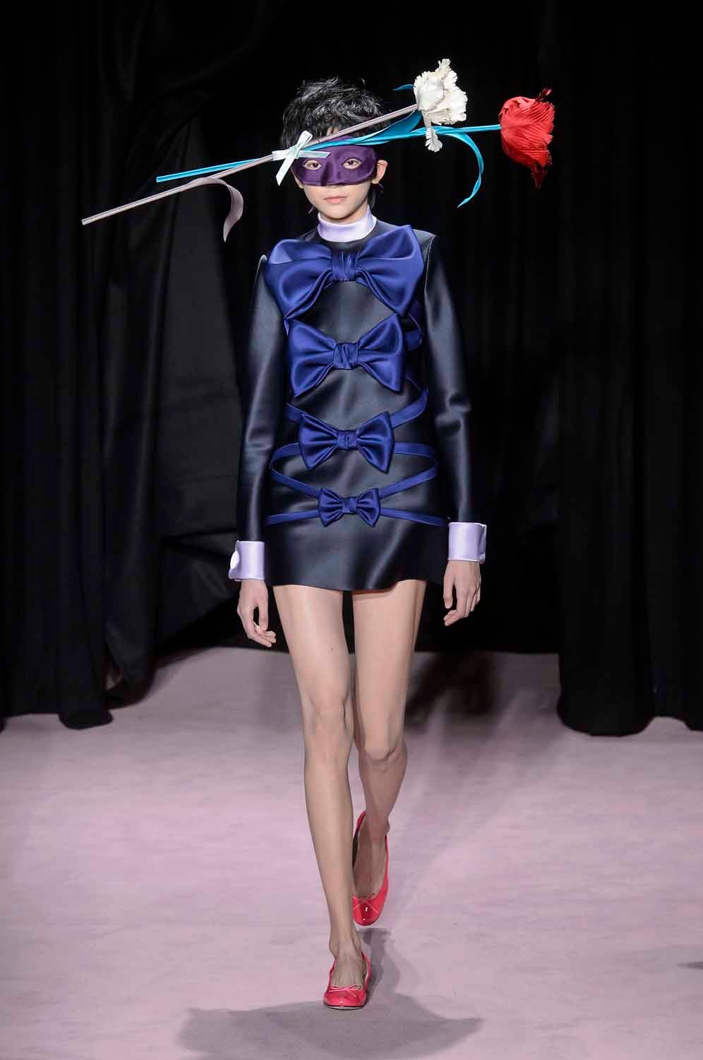 Viktor & Rolf Put Its Models in Flower Masks and Head-Plants