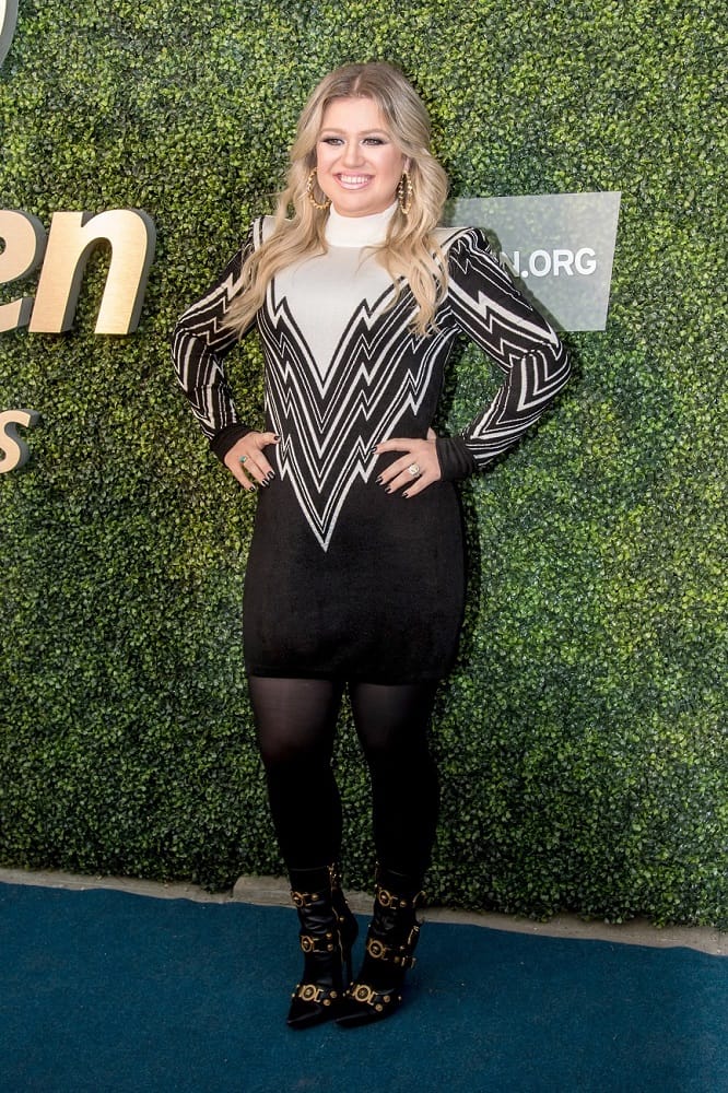 How Did Kelly Clarkson Not Pass Out In This?