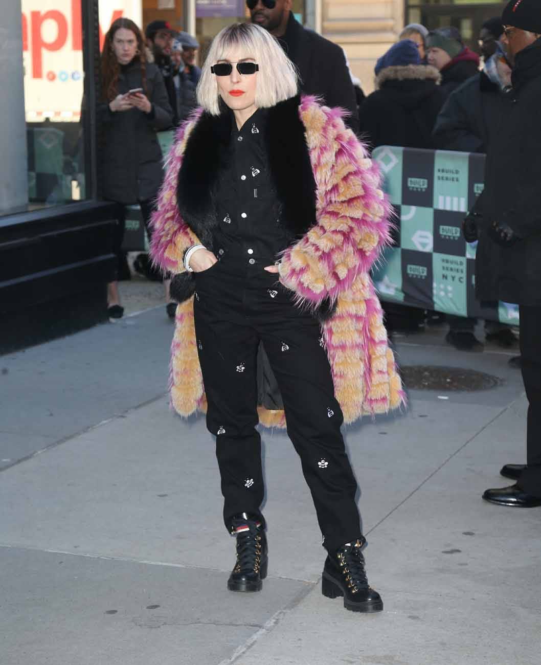 Noted Kook Noomi Rapace Says Hello