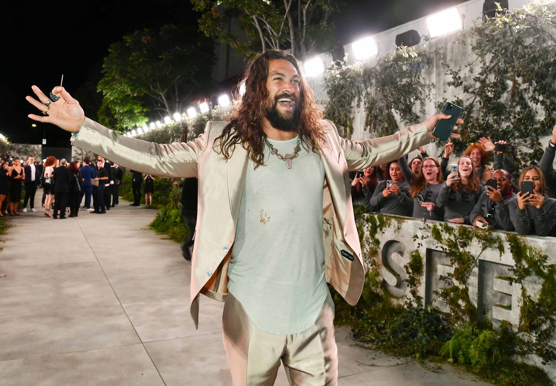 What Is Jason Momoa Wearing? Let's See (ZING).