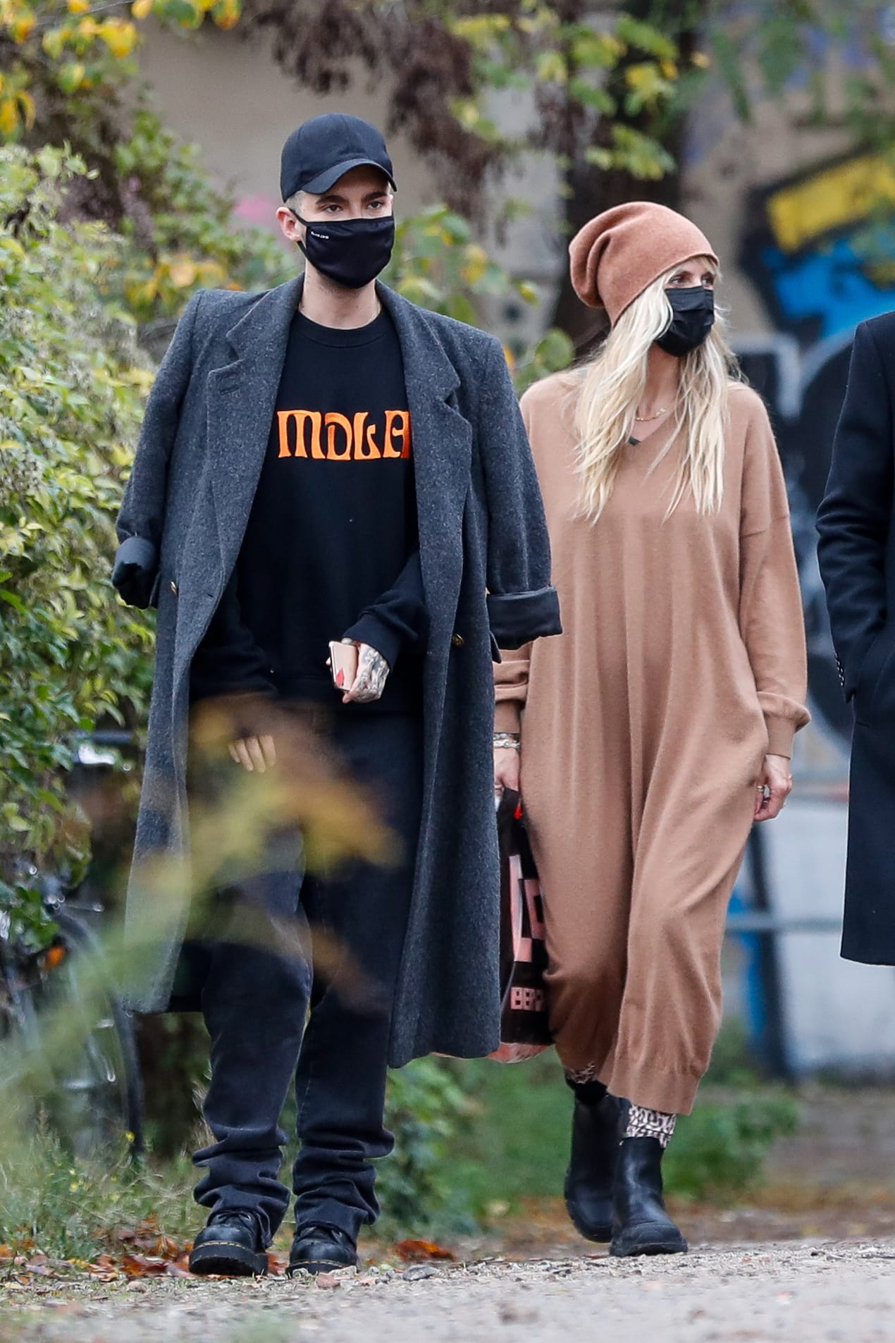 Heidi Klum Is Walking Around in a Possibly Cashmere Sack