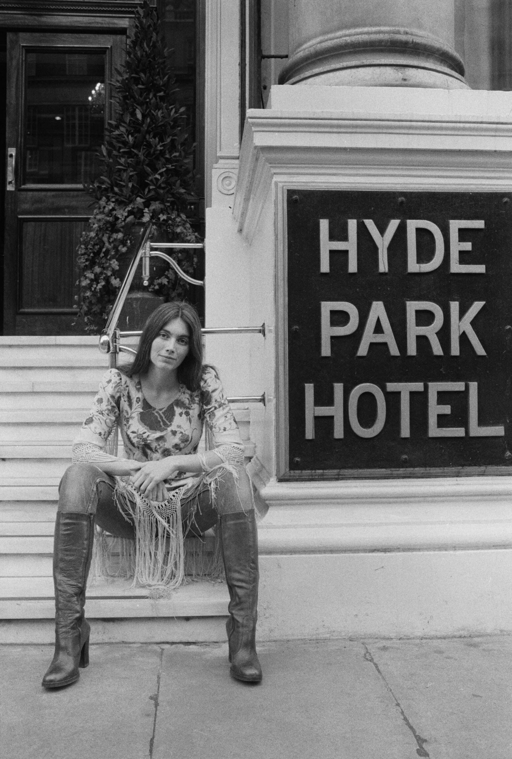 Emmylou Harris Looked So Cool in London on This Date in 1976