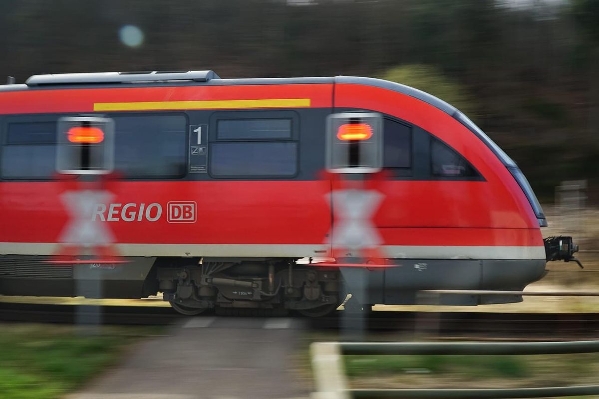 Németországban halálra verték a jegyvizsgálót egy regionális vonaton Rheinland-Pfalzban