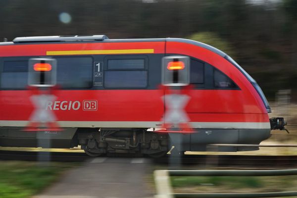 Németországban halálra verték a jegyvizsgálót egy regionális vonaton Rheinland-Pfalzban