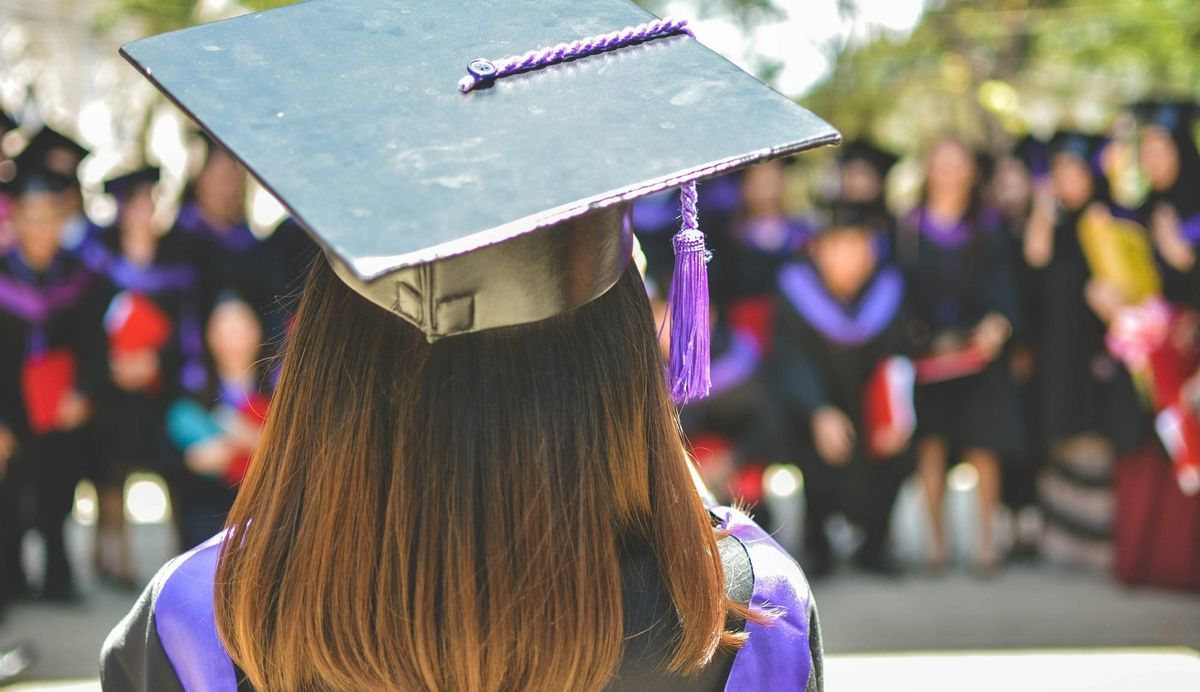 11岁天才少女打破纪录，成为尔湾Vally College最年轻毕业生