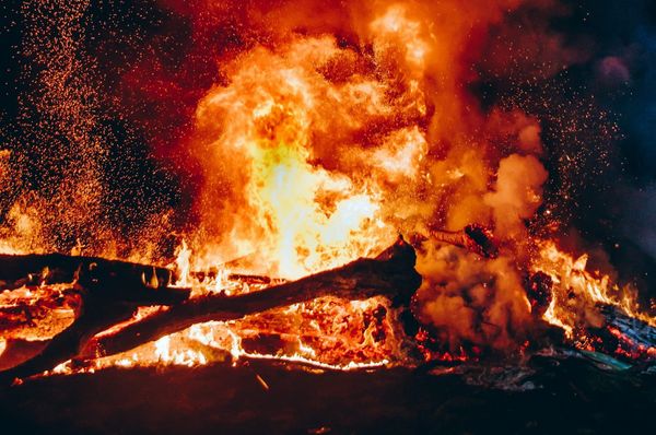 马里布再遭野火重创：“富兰克林大火”肆虐海岸社区