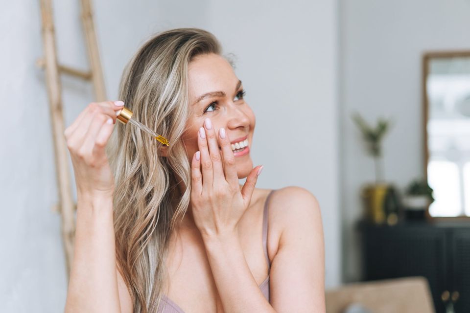 Retinoid Revolution: How to Master Retinol Without the "Irritation Hell"