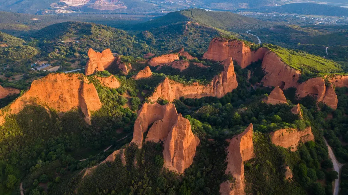 LAS MÉDULAS – A HEGY, AMELYET A RÓMAIAK VÍZZEL ROBBANTOTTAK FEL