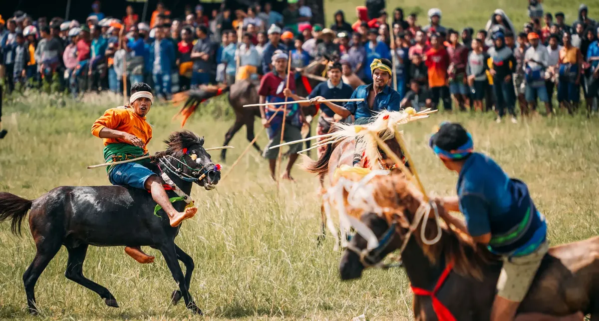 SUMBA – A LOVAS CSATA, AMELYNEK IDŐPONTJÁT A TENGER JELÖLI KI
