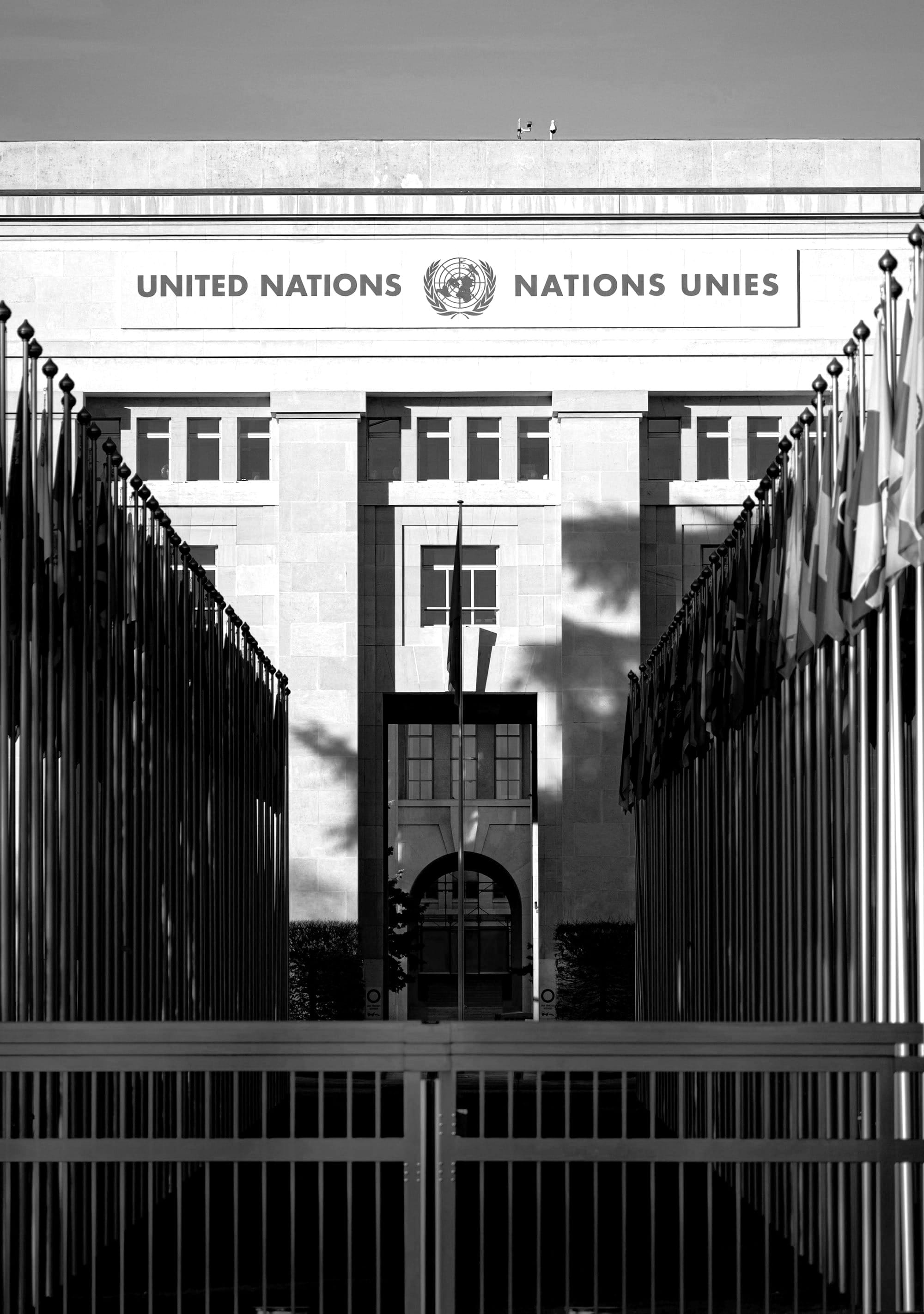 the entrance to the united nations unes building
