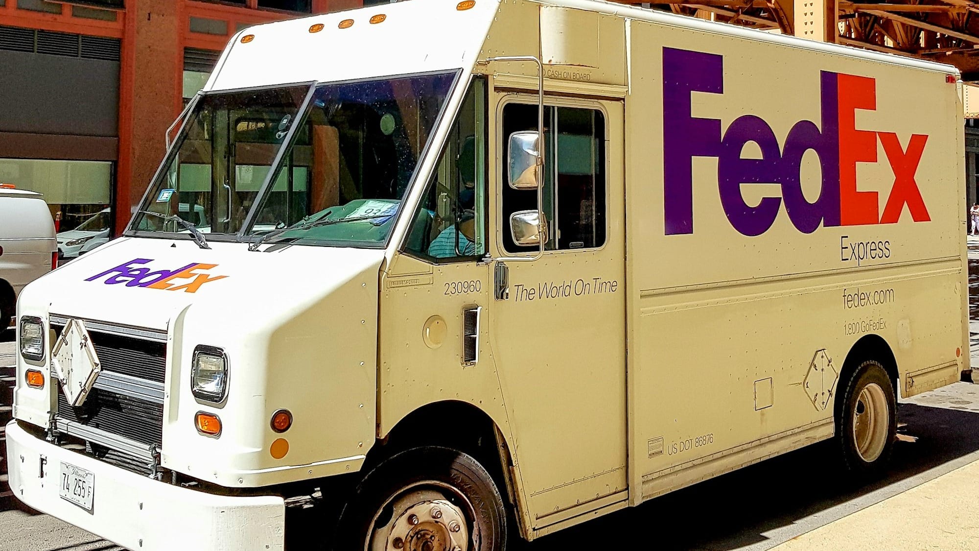 FedEx launches AI-driven tracking and returns tools for merchant platforms
