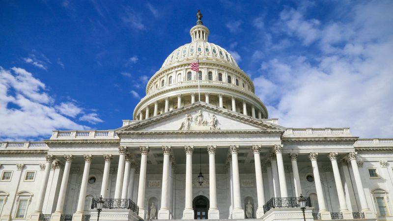 US crypto market structure bill faces August deadline as senator demands ethics ban on officials profiting from industry post image