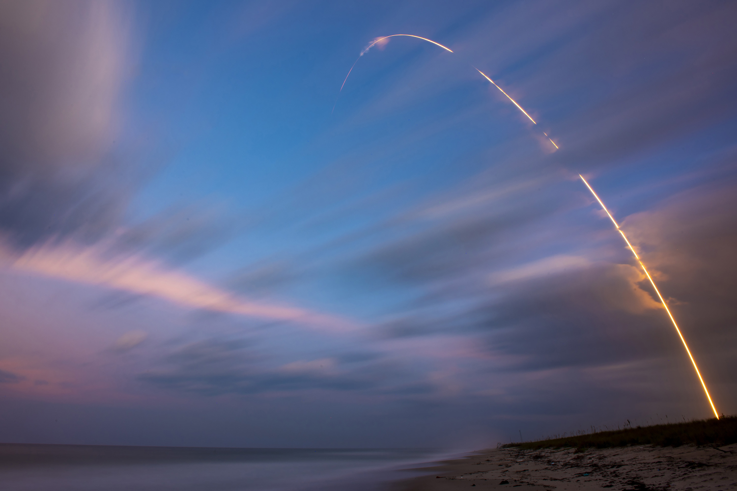 A long exposure shot of the Starlink Group 6-22 from SLC-40.