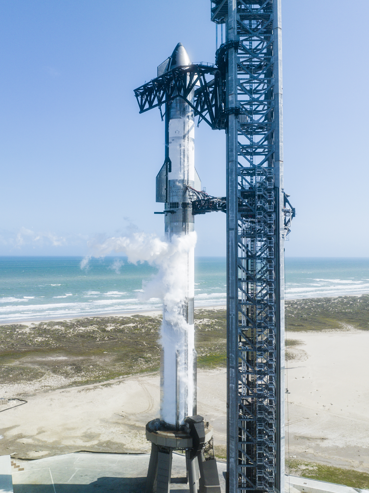Ship 25 atop of Booster 9 during a wet dress rehearsal at Starbase, Texas. ©SpaceX