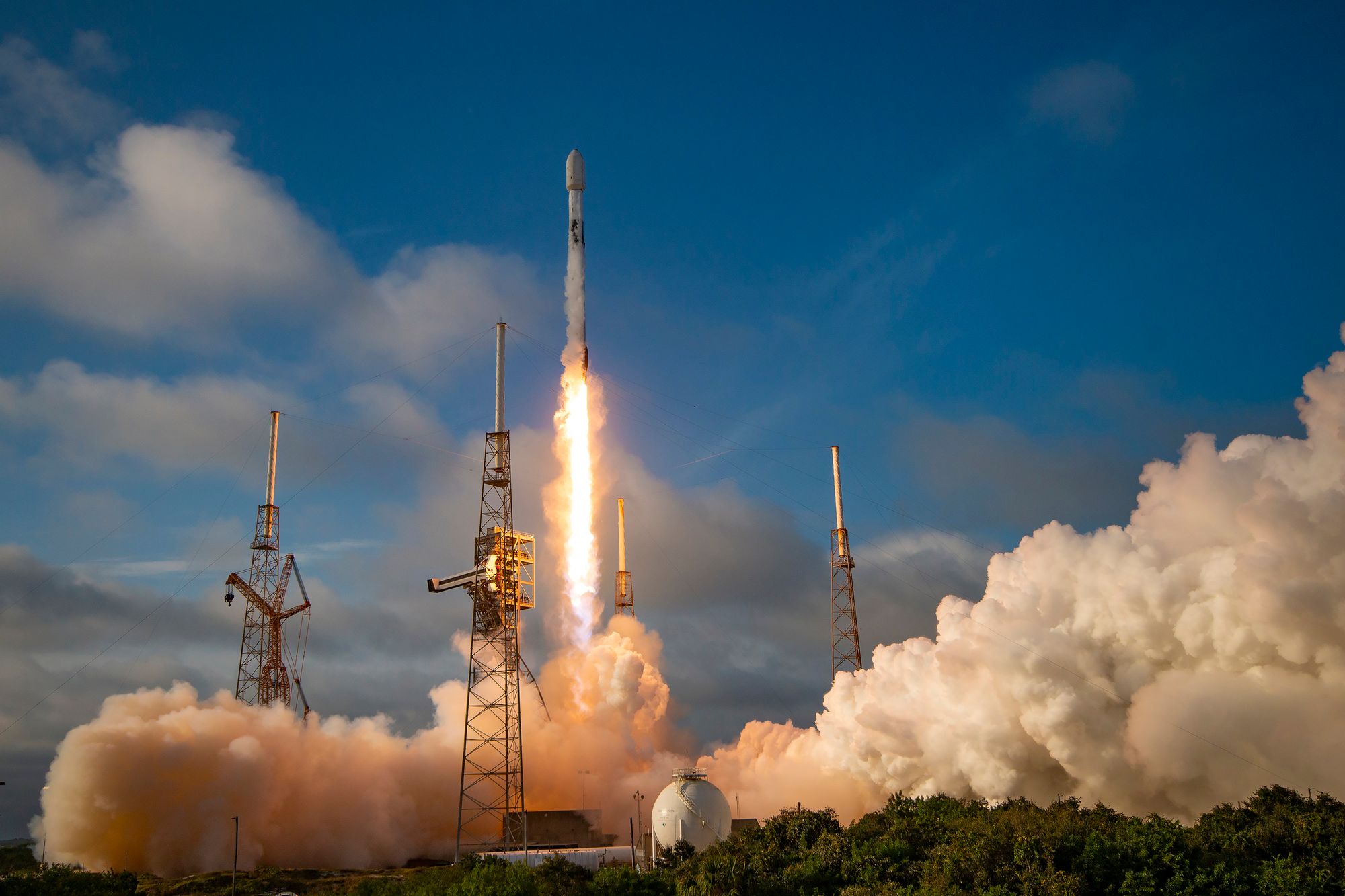 Falcon 9 lifting off from Space Launch Complex 40 in Florida. ©SpaceX