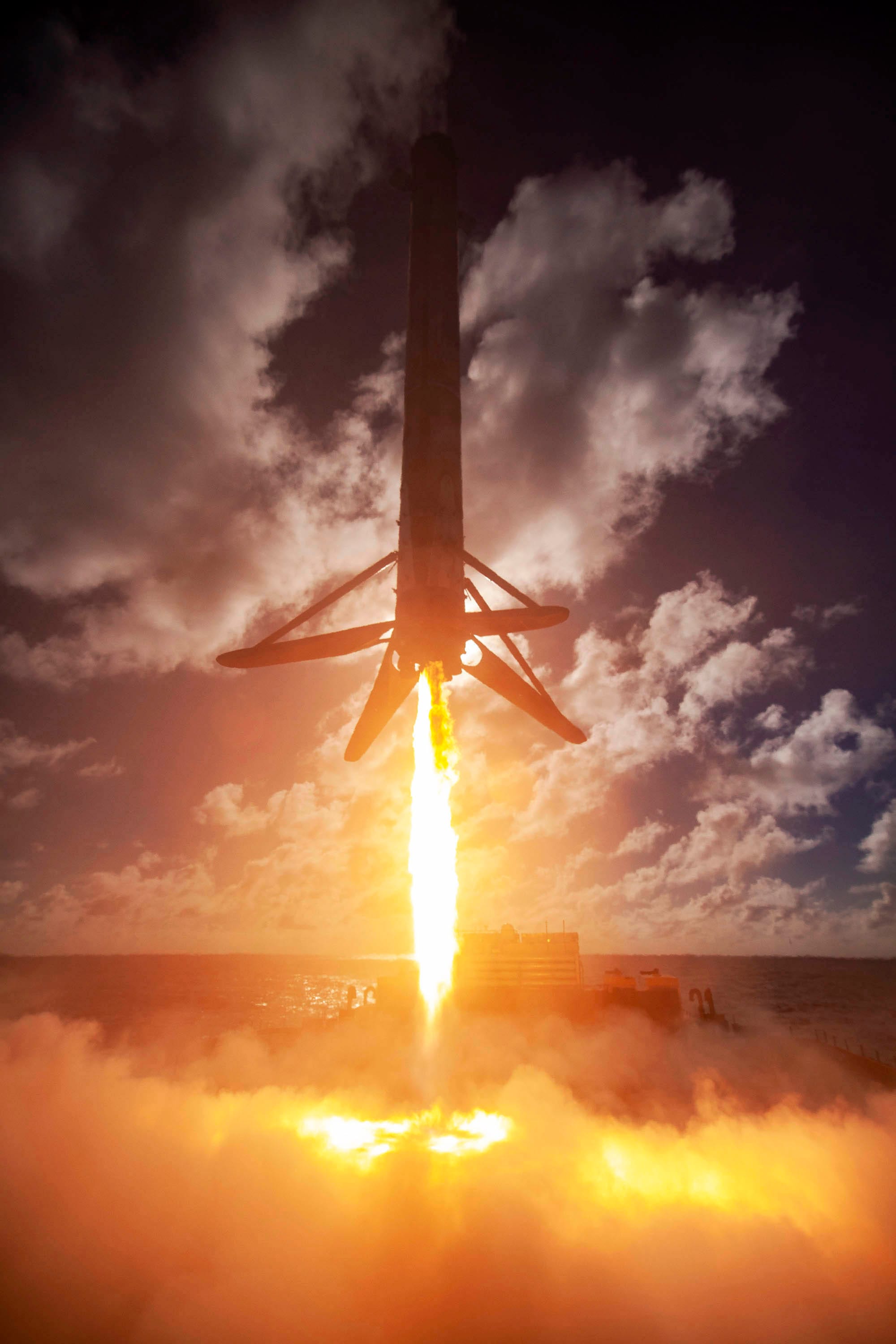 B1058 landing on the drone ship 'Just Read The Instructions' for the ANASIS-II mission. ©SpaceX