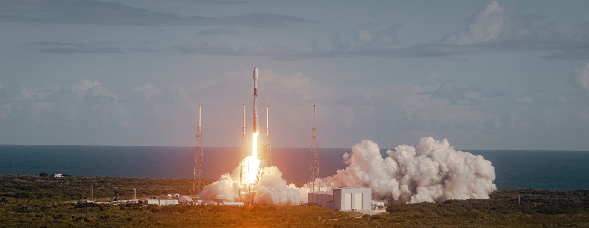 B1058 lifting off from SLC-40 for the Transporter 3 mission. ©SpaceX