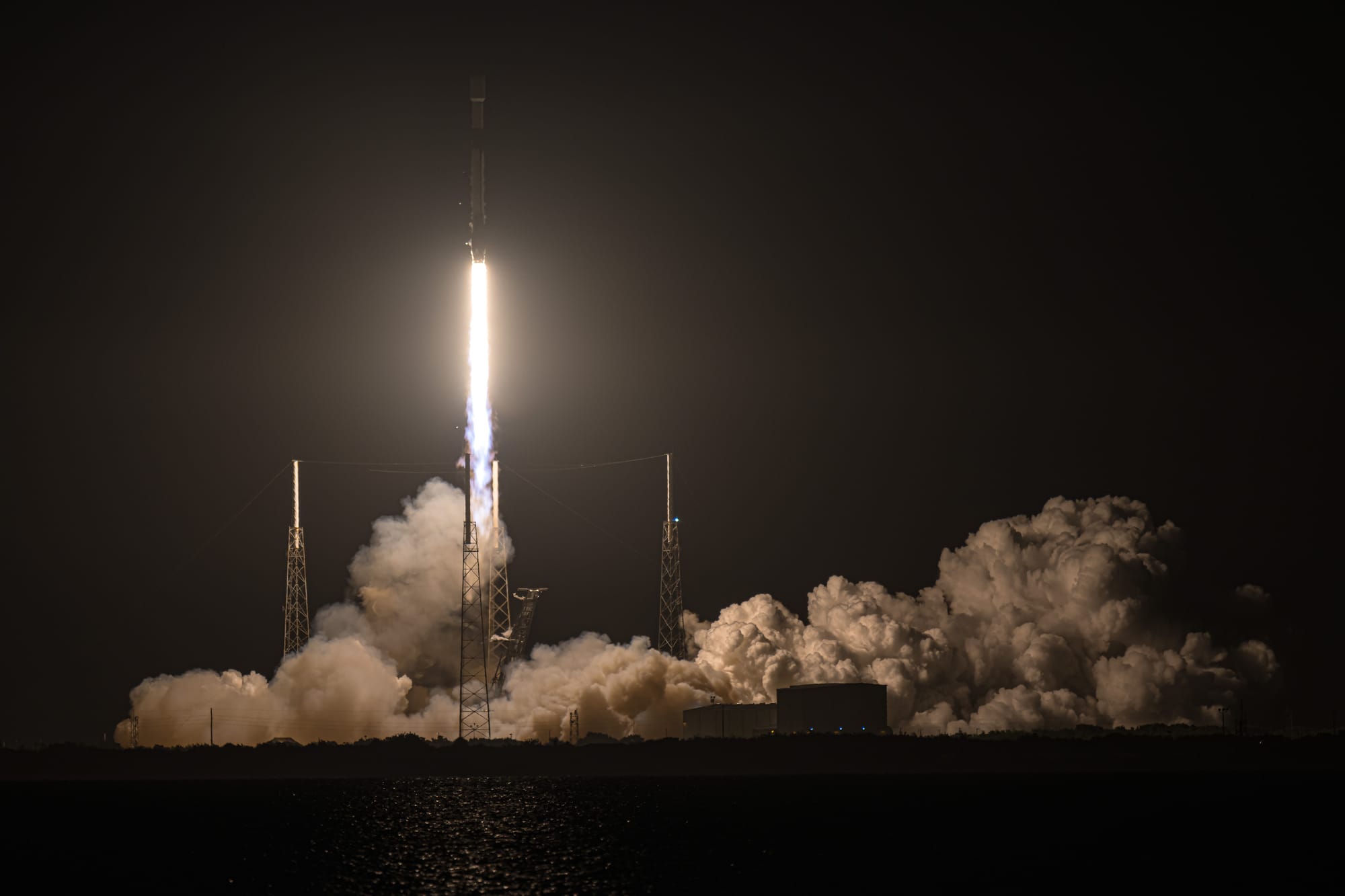 B1058 lifting off from SLC-40 for the Starlink Group 6-5 mission. ©SpaceX