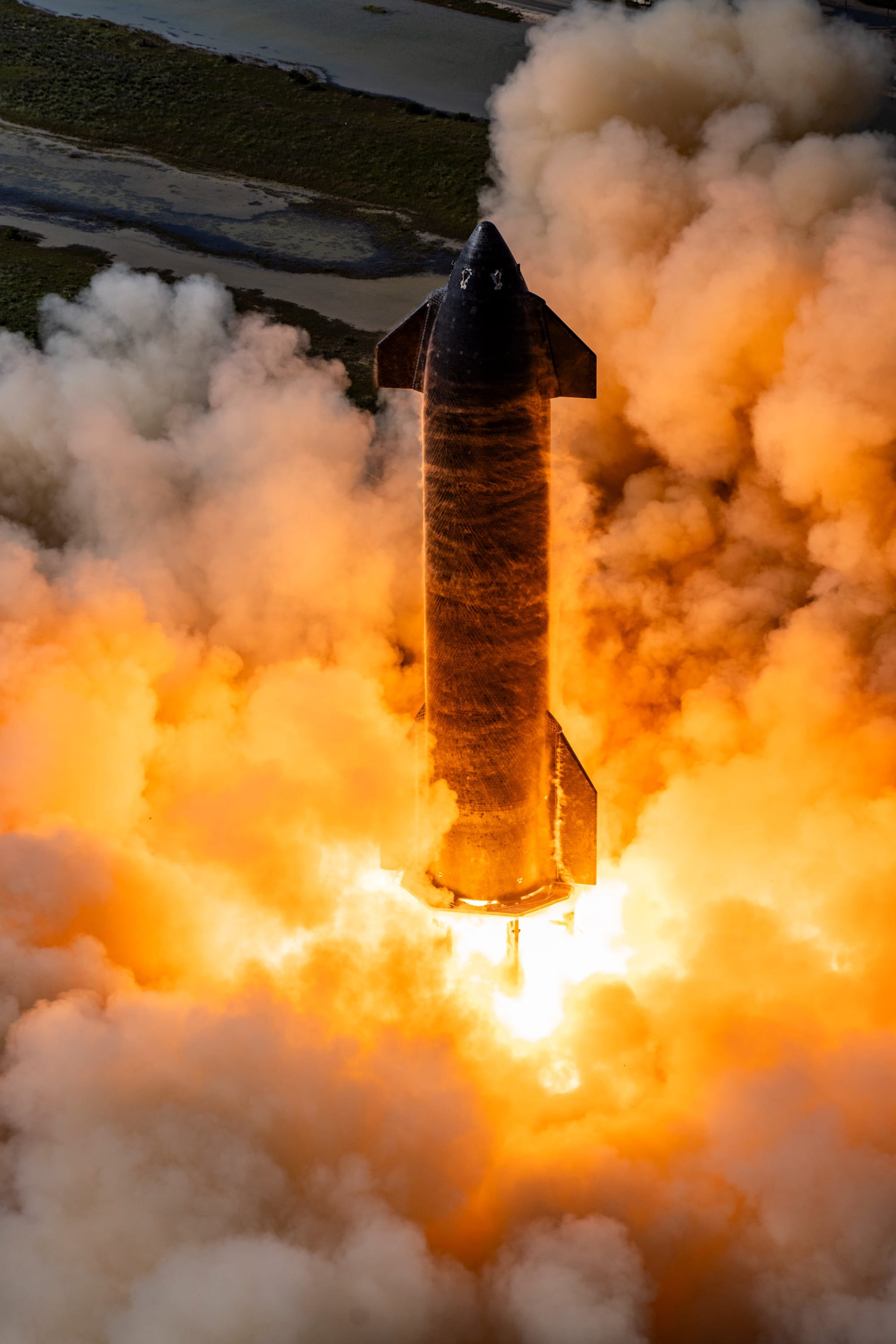 Ship 28 performing a six-engine static fire. ©SpaceX