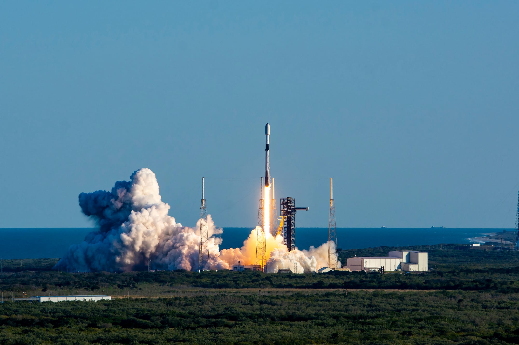 Falcon 9 lifting off from Space Launch Complex 40 for Starlink Group 6-39. ©SpaceX