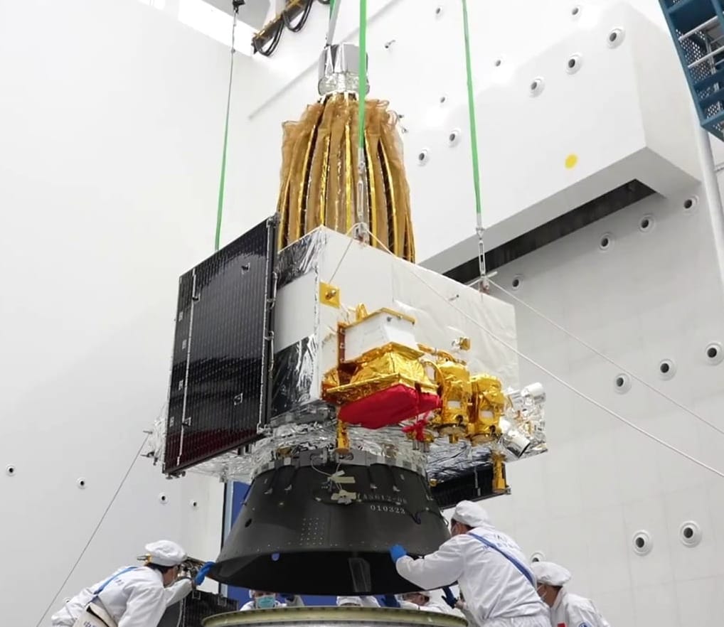 Queqiao-2 being placed on a payload mount prior to encapsulation in the Long March 8's fairing.