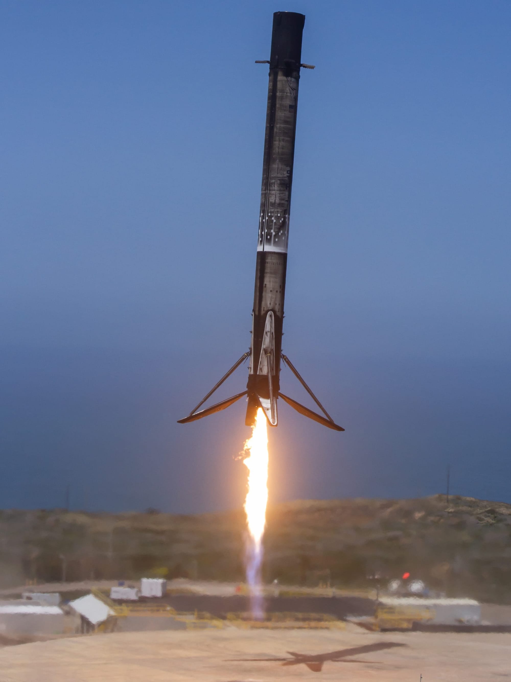 Booster B1067 landing at Landing Zone 4. ©SpaceX