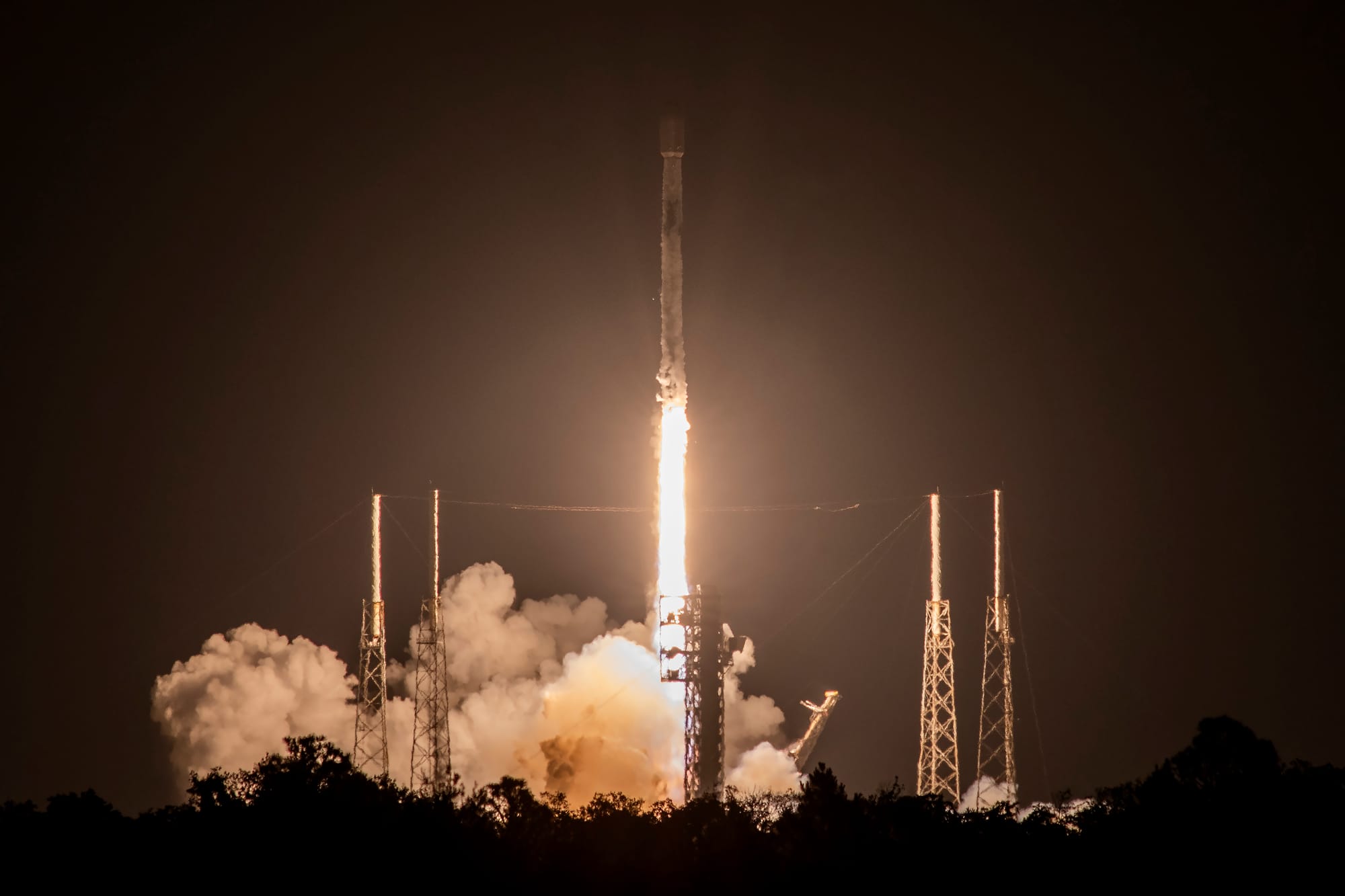 Falcon 9 lifting off from Space Launch Complex 40 for Starlink Group 6-55. ©SpaceX