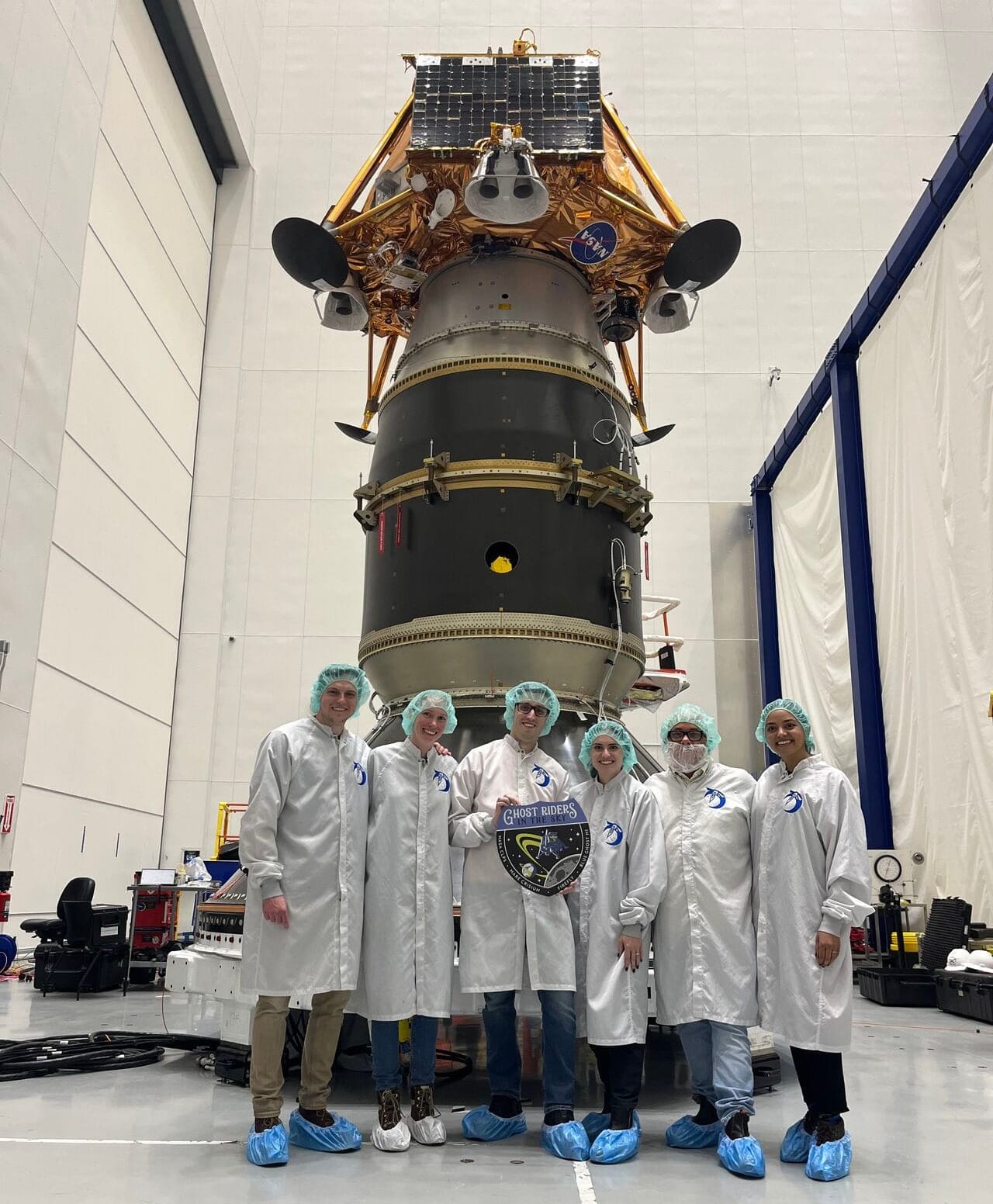 Part of the Firefly's team in front of Blue Ghost, sitting atop an adapter, and Hakuto-R, placed inside the adapter. ©Firefly Aerospace
