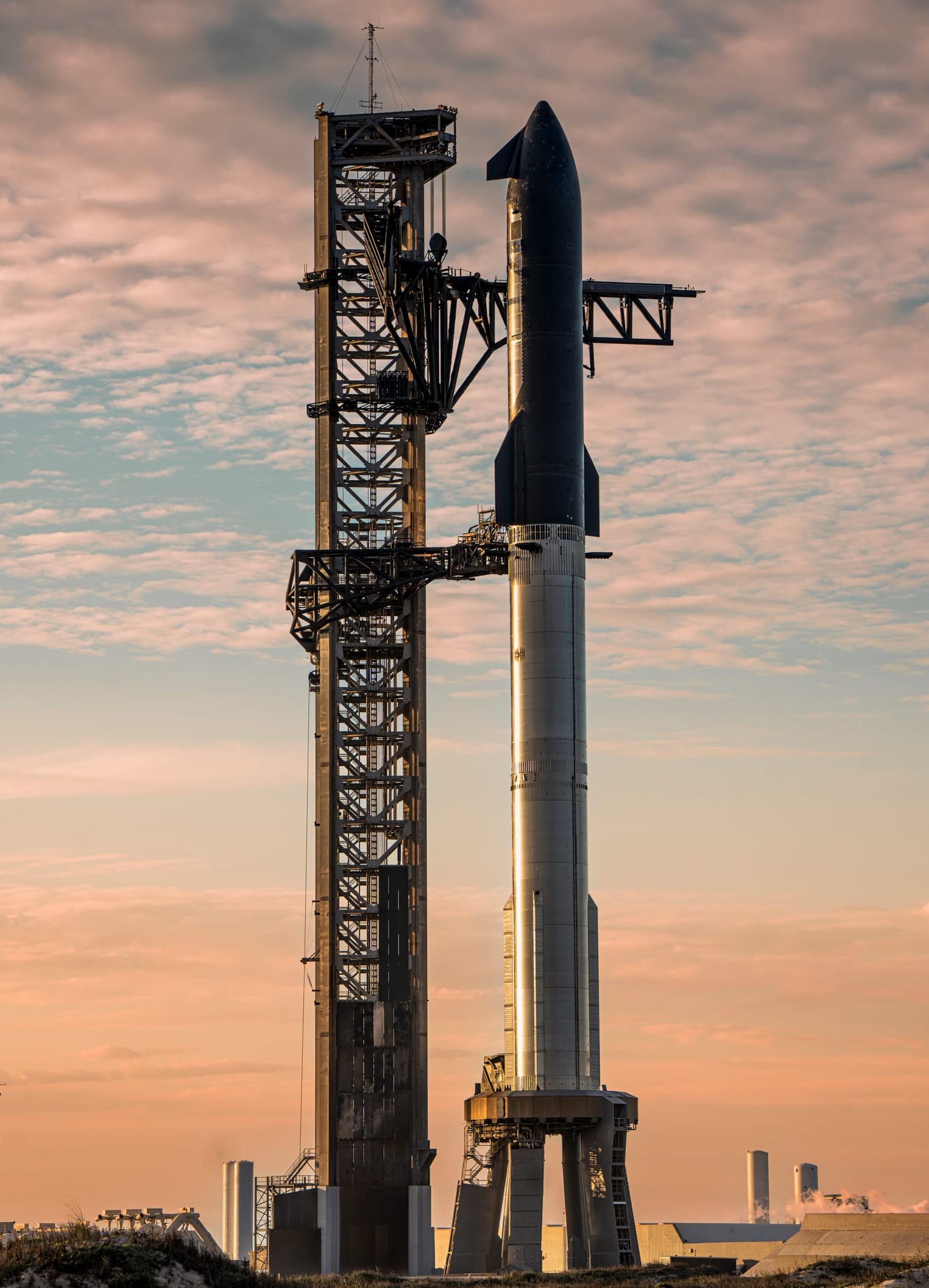 Starship-Super Heavy on the launch pad ahead of its seventh flight test. ยฉSpaceX