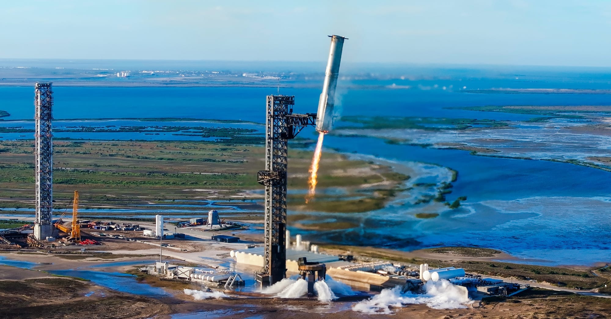 Booster 14 during its catch attempt during the seventh flight test. ©SpaceX