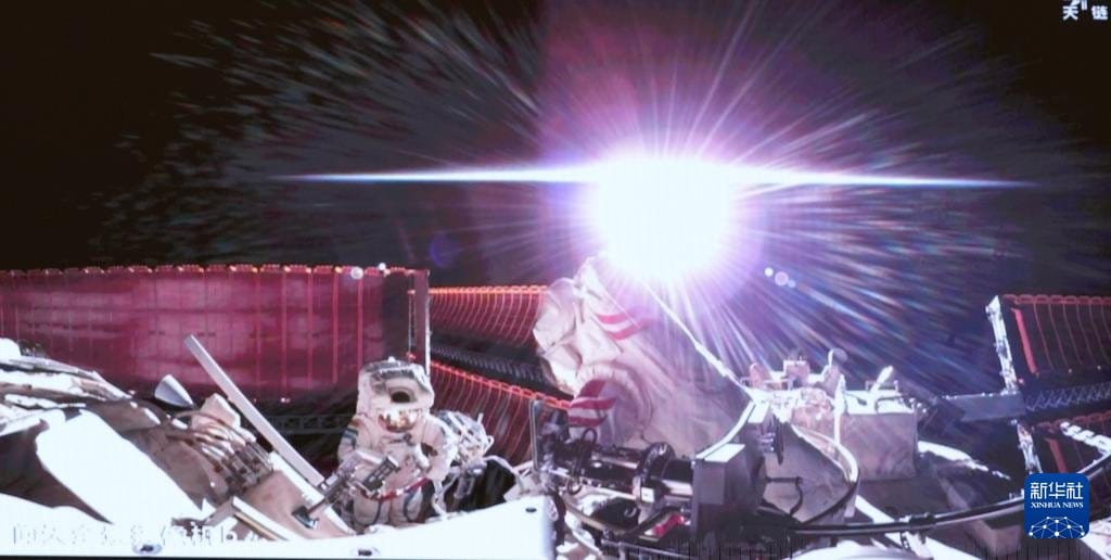 Cai Xuzhe and Song Lingdong leaving the Wentian module. ©Xinhua