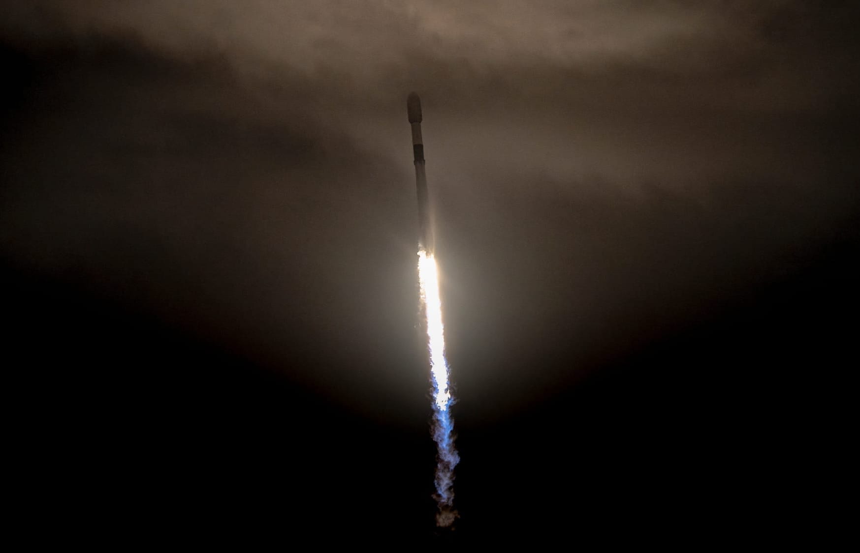 Falcon 9 during first-stage flight for the Starlink Group 13-1 mision. ©SpaceX