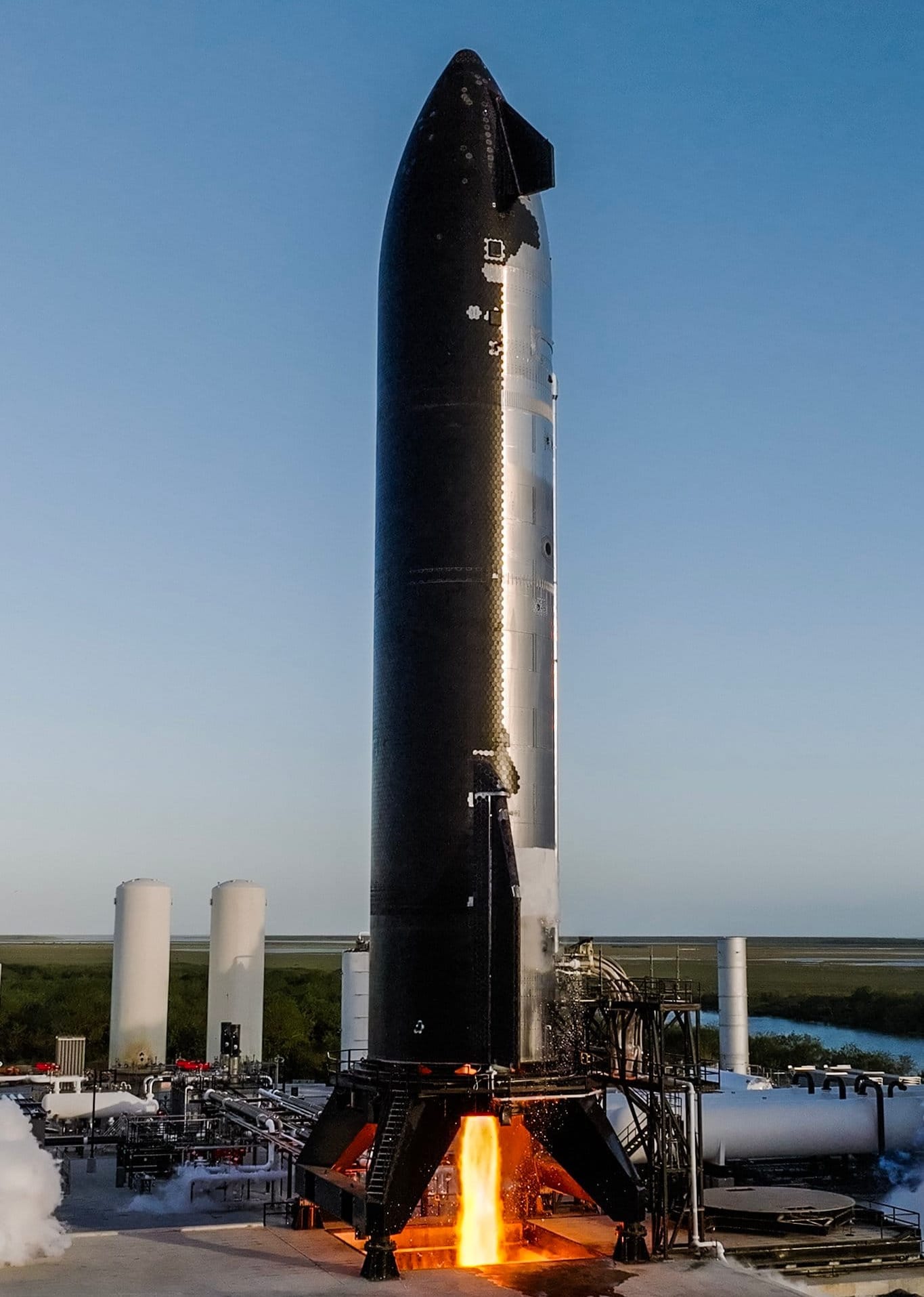 Ship 33 at the Massey's test site during its single engine static fire. ©SpaceX