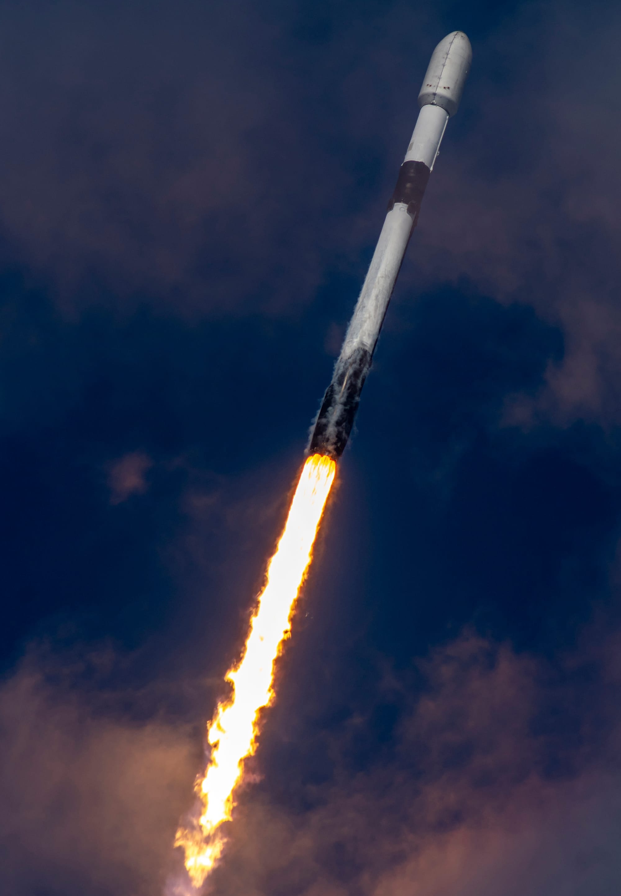 Falcon 9 during first-stage flight for the Starlink Group 12-18 mission. ©SpaceX