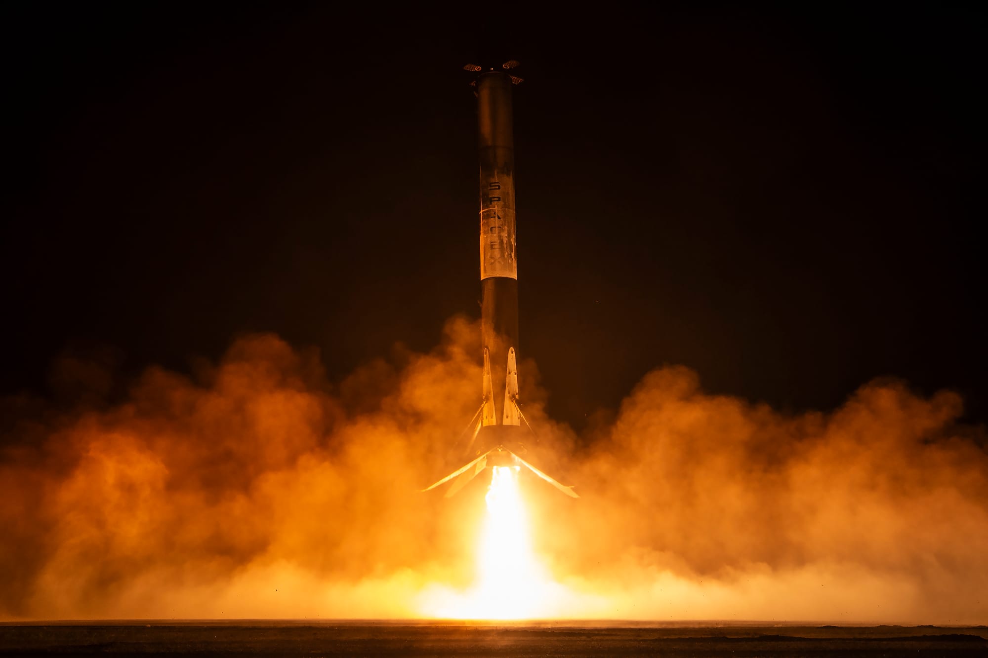 Falcon 9 booster B1092 landing at Landing Zone 1 after supporting the CRS-32 mission. ©SpaceX