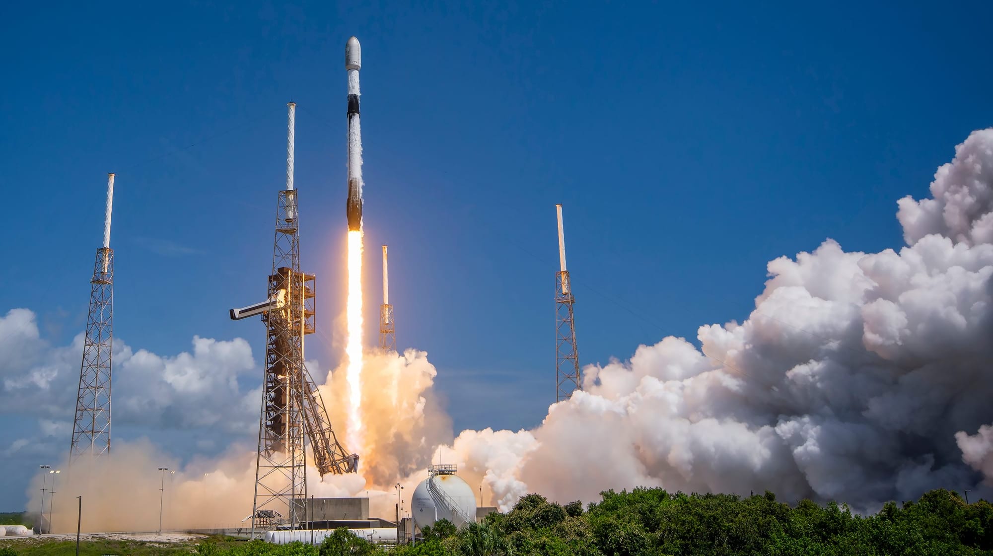 Falcon 9 lifting from Space Launch Complex 40 for the Starlink Group 12-26 mission. ©SpaceX