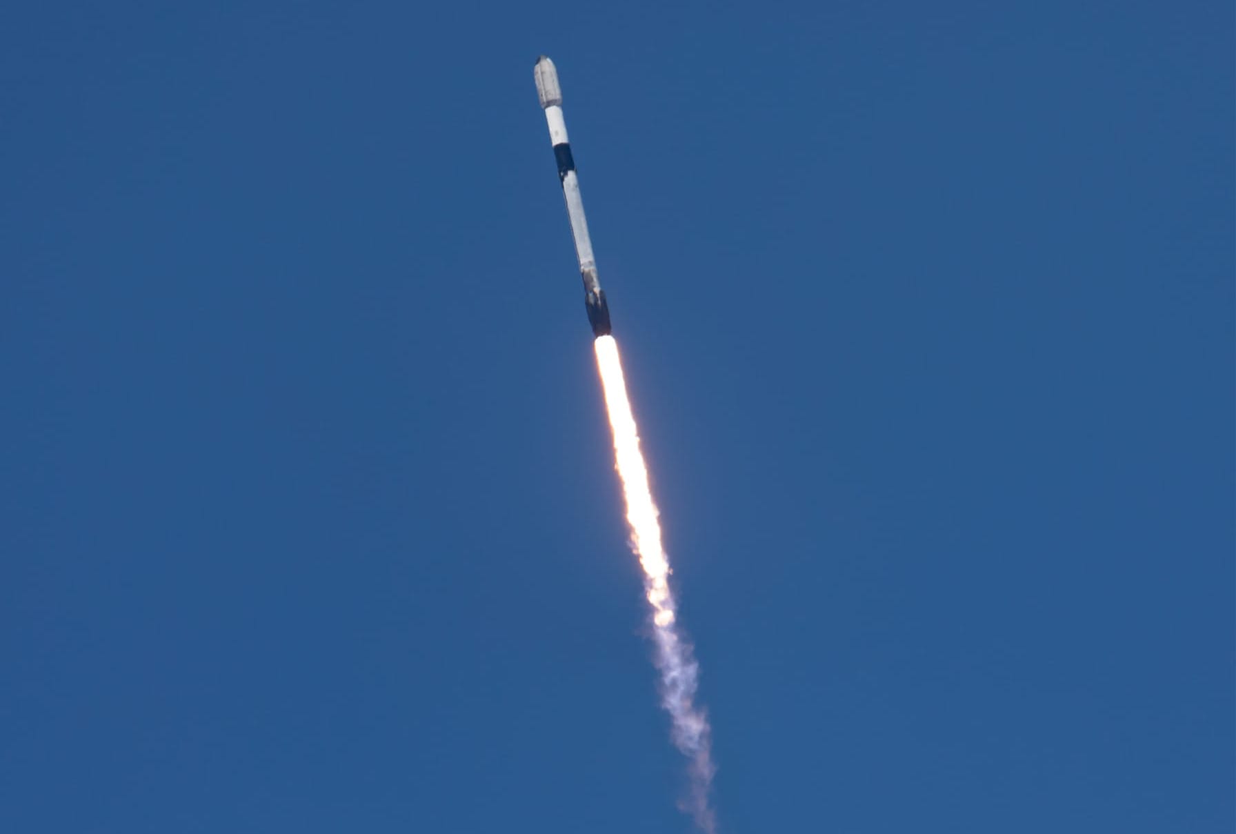 Falcon 9 during first-stage flight for the Starlink Group 15-7 mission. ©SpaceX