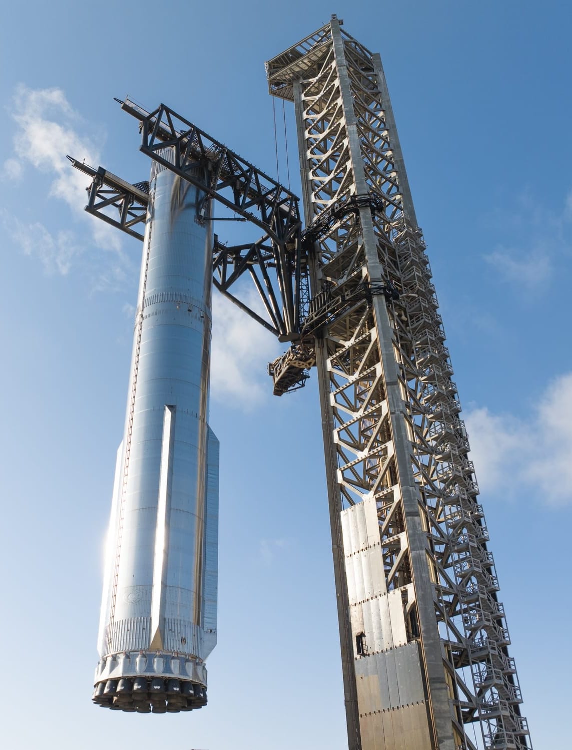 Super Heavy Booster 16 being lifted onto the launch pad by its towers 'chopsticks'. ยฉSpaceX