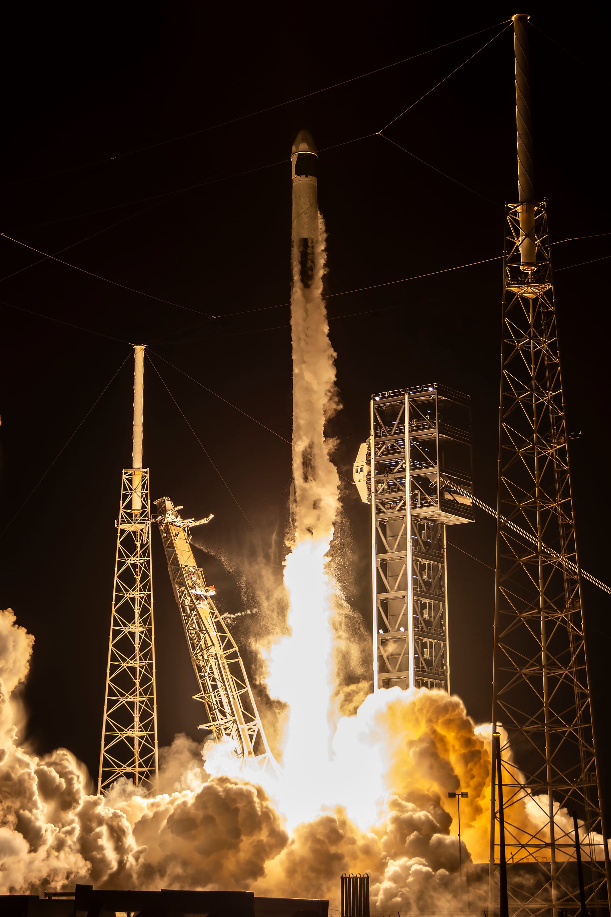 Falcon 9 lifts off from Space Launch Complex 40 for the CRS-33 mission. ยฉSpaceX