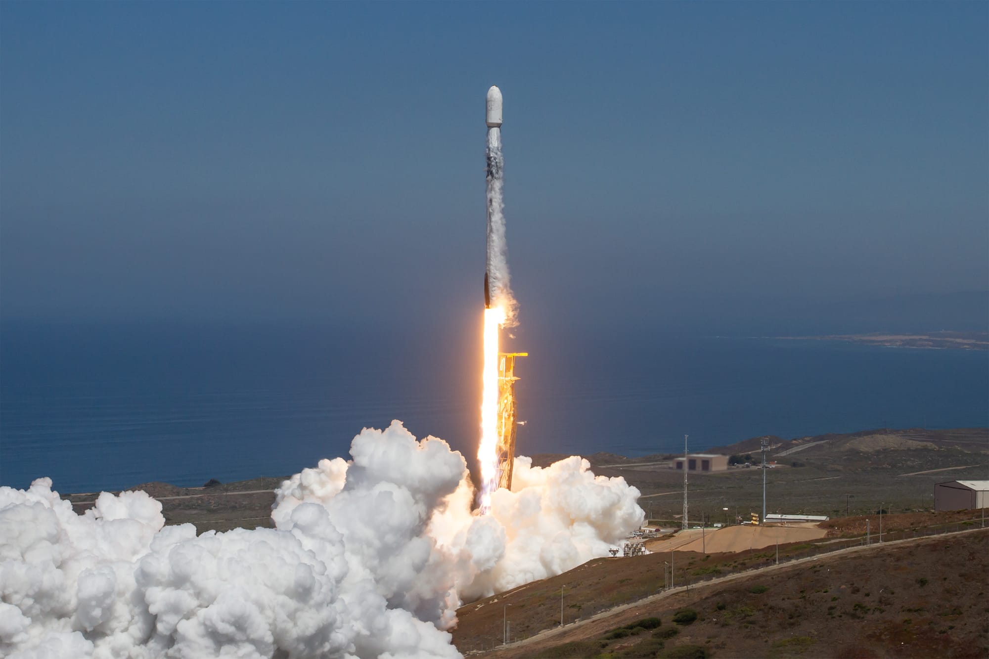 Falcon 9 lifts off from Space Launch Complex 4E carrying eight satellites. ยฉSpaceX