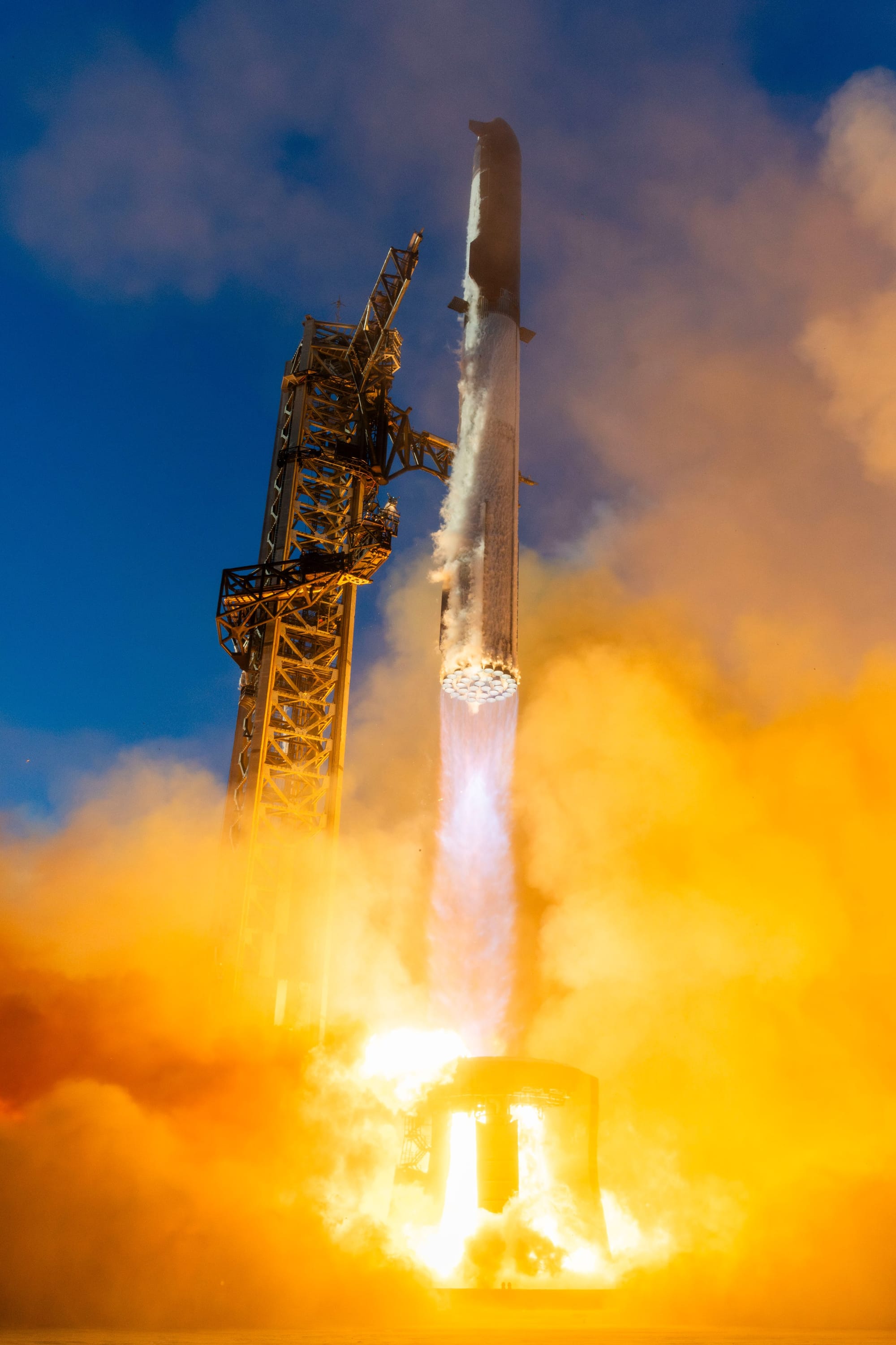 Starship-Super Heavy roasts its launch pad as it lifts off for its eleventh flight test. ©SpaceX