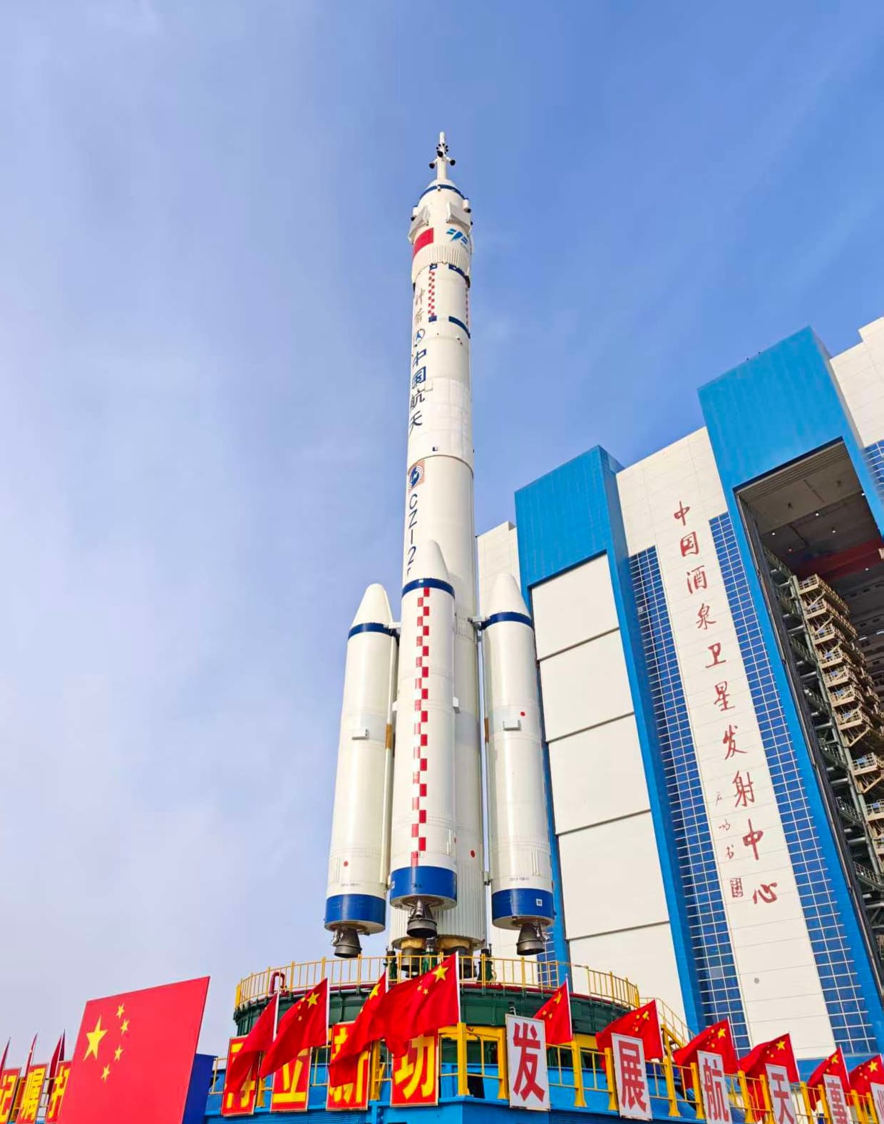 The Long March 2F/G Y21 vehicle rolling out to its launch pad for the Shenzhou-21 mission.