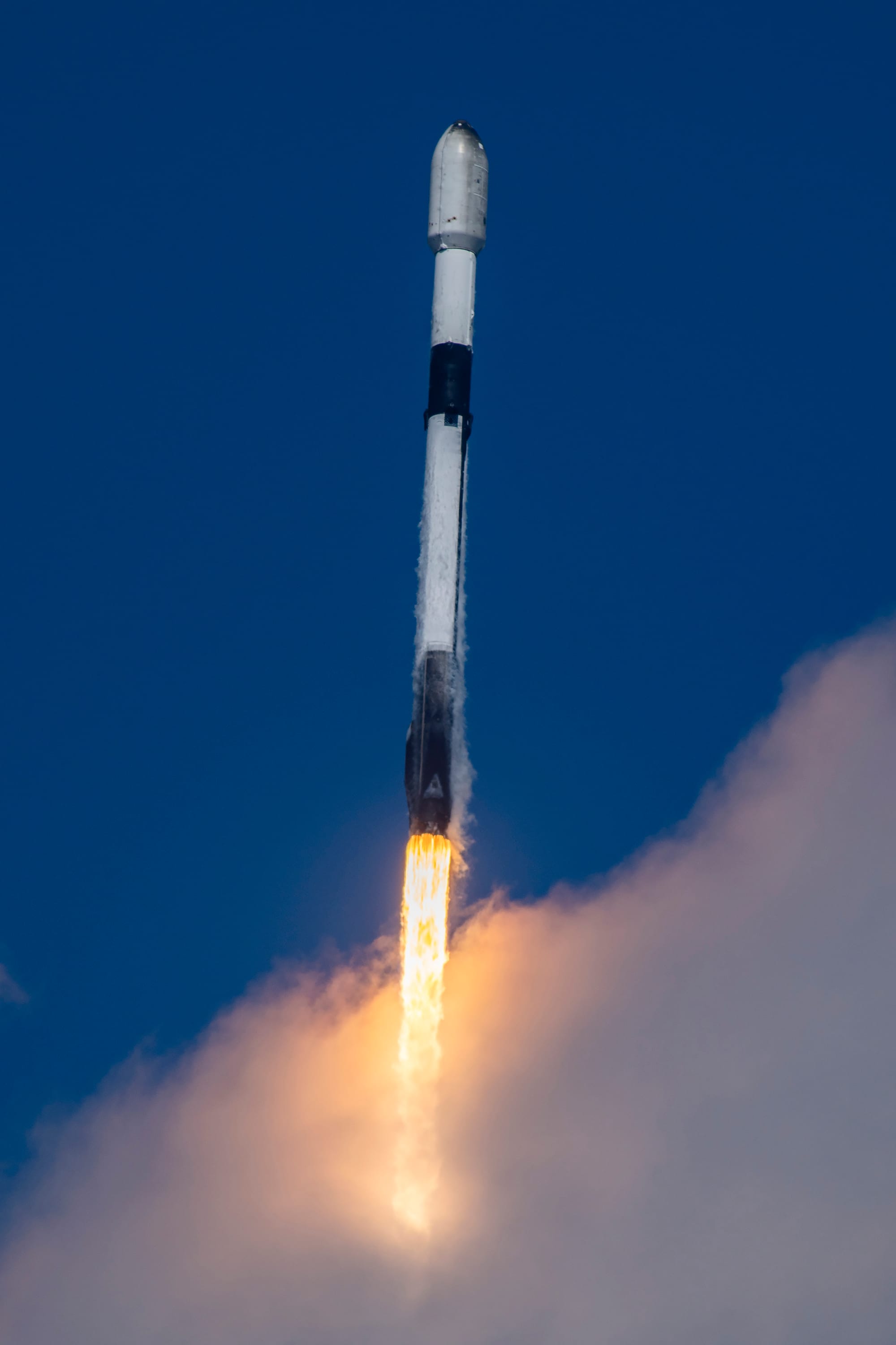 Falcon 9 during first-stage flight for the Starlink Group 11-19 mission. ยฉSpaceX