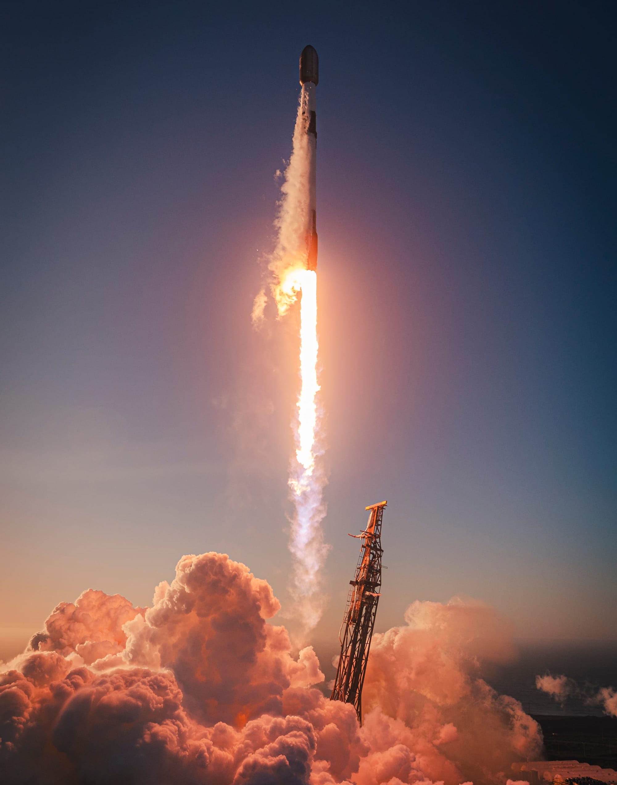 Falcon 9 lifting off from Space Launch Complex 4E for the Starlink Group 11-21 mission. ยฉSpaceX