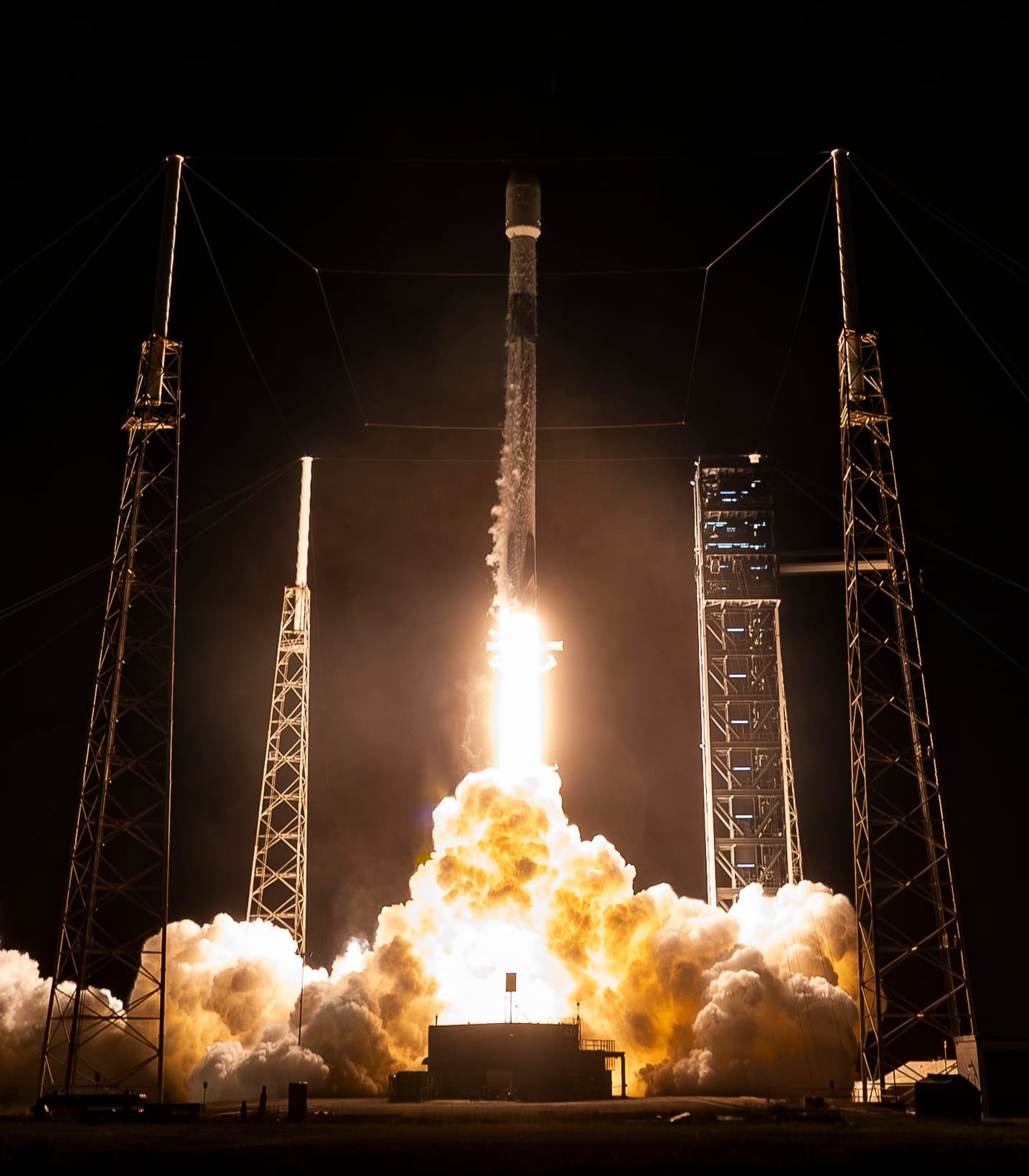 Falcon 9 lifting off from Space Launch Complex 40 for the Starlink Group 6-81 mission. ยฉSpaceX
