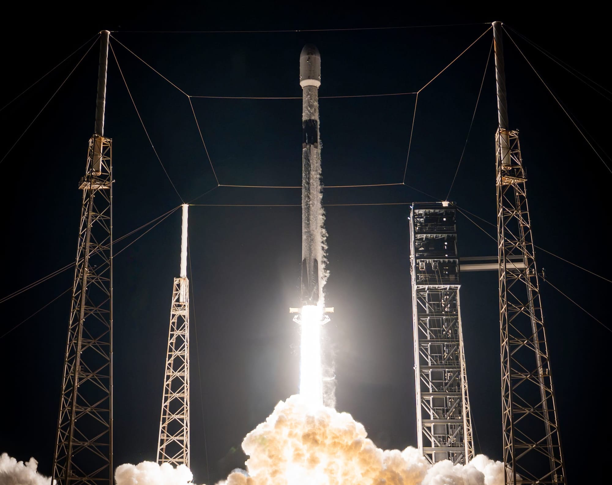 Falcon 9 lifting off from Space Launch Complex 40 for the Starlink Group 6-94 mission. ยฉSpaceX