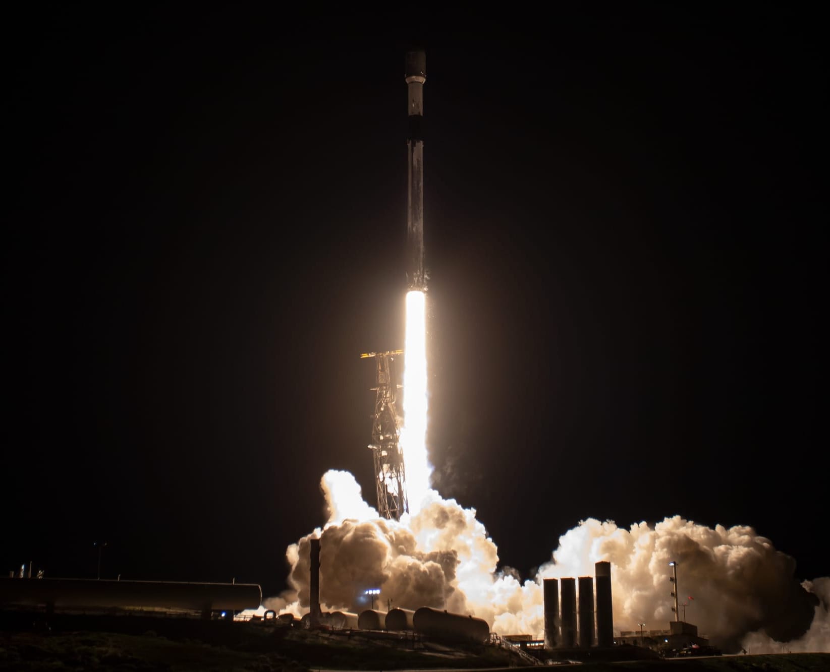 Falcon 9 lifting off from Space Launch Complex 4E for the Starlink Group 15-11 mission. ©SpaceX