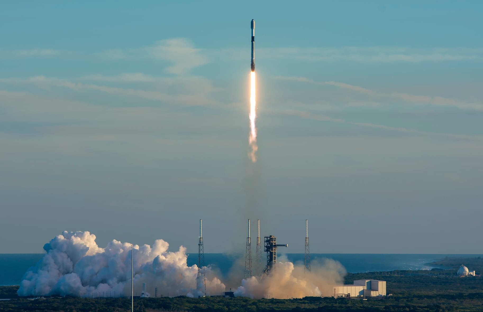 Falcon 9 lifting off from Space Launch Complex 40 for the Starlink Group 6-90 mission. ©SpaceX