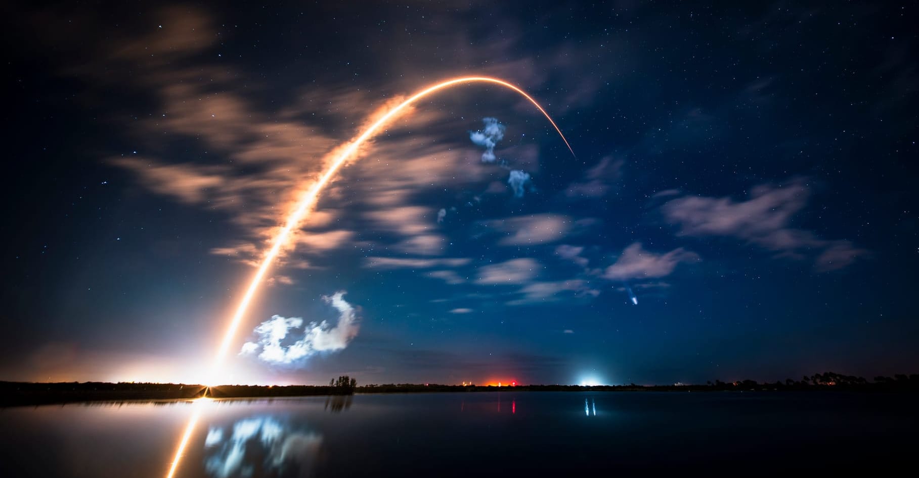 A long exposure photo of Falcon 9 flying for the Starlink Group 6-86 mission. ©SpaceX